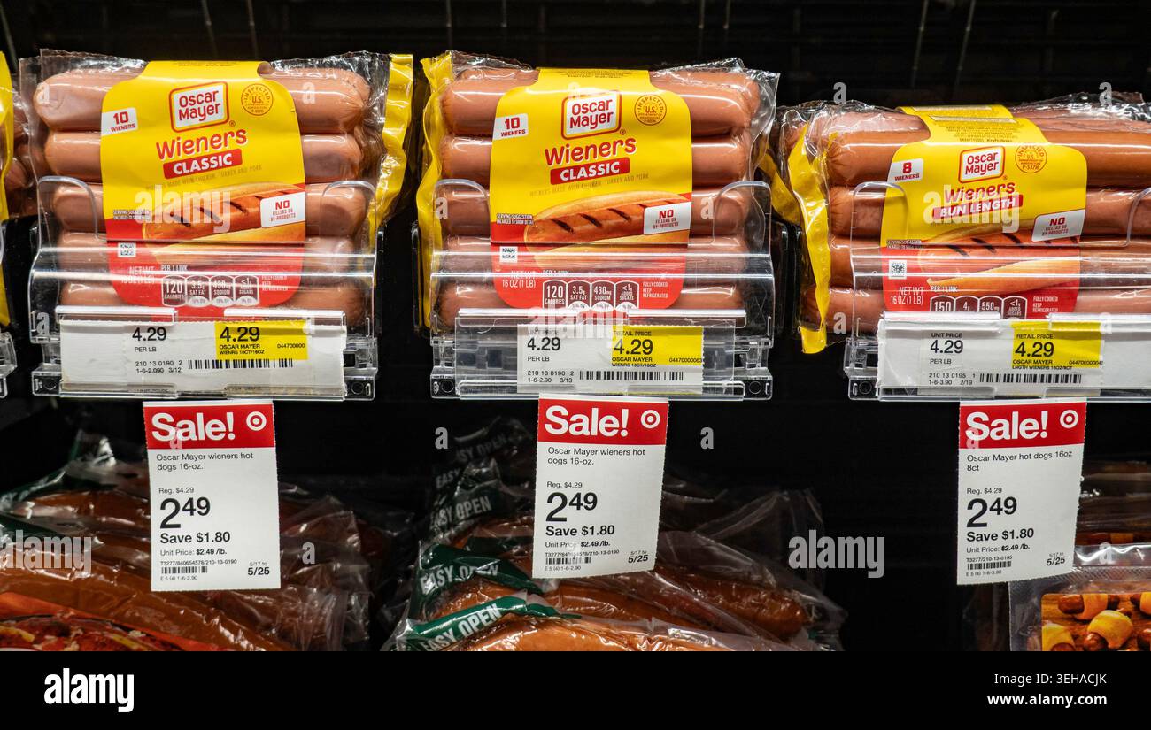 Target Manhattan Herald Square offre une large gamme de marchandises, 2026, New York City, USAhot Dogs Banque D'Images