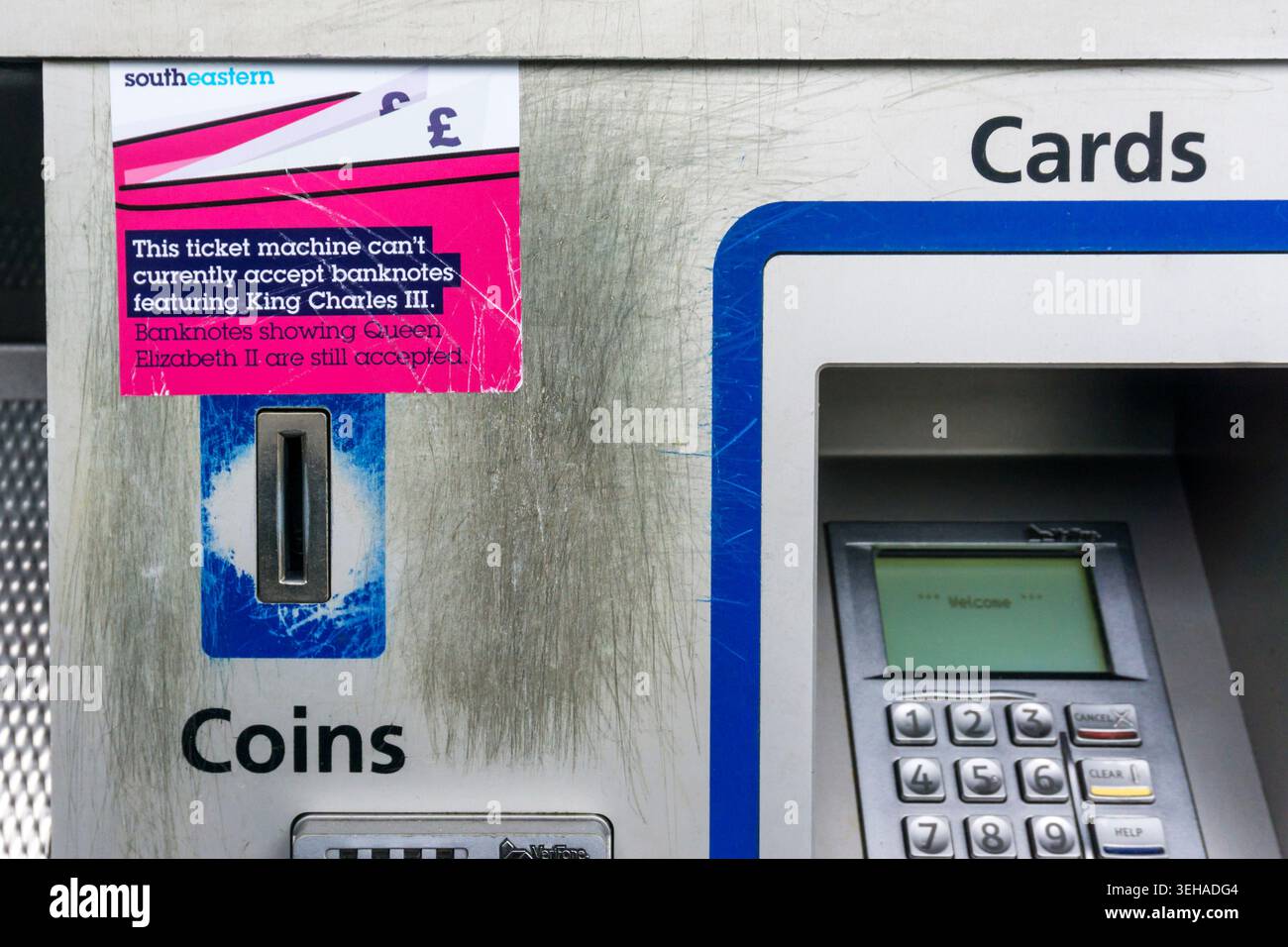 Signer sur un distributeur de billets à la station Shortlands avertit qu'il ne peut pas accepter les billets de banque mettant en vedette le roi Charles III, mais la reine Elizabeth II est acceptable. Banque D'Images