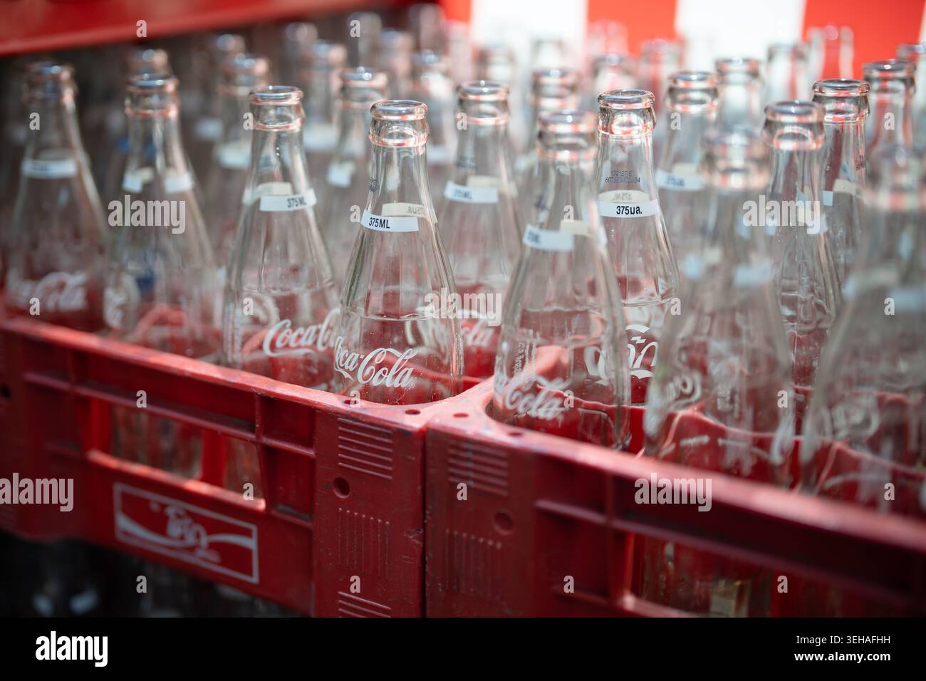 Bouteilles Coca-Cola réutilisables en Thaïlande, bouteilles en verre recyclées vides disposées dans des boîtes en plastique. Banque D'Images
