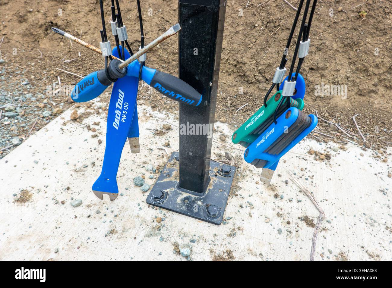 Outils de vélo de montagne utiles sur un sentier dans le centre de la Californie ; États-Unis Banque D'Images