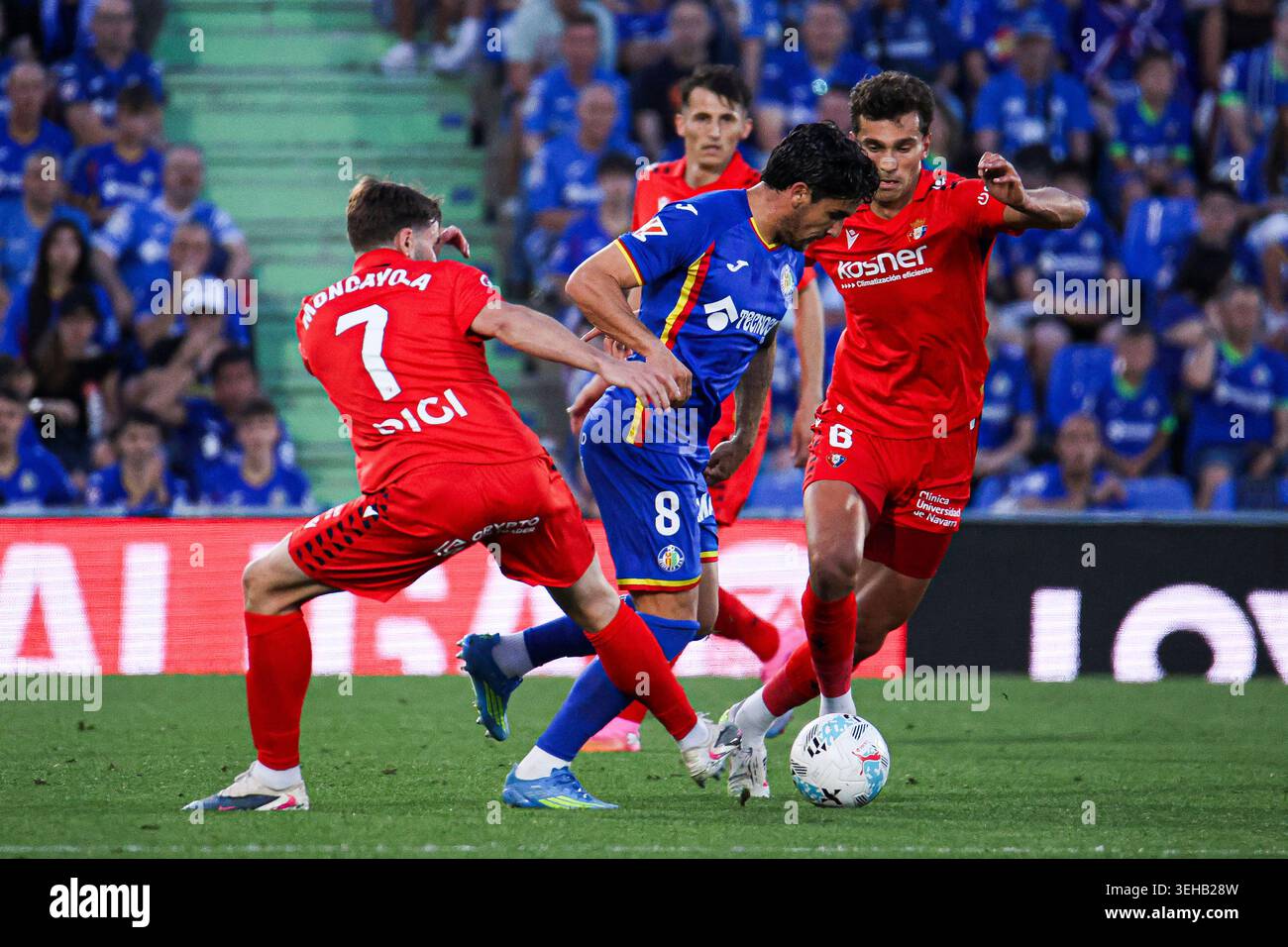 Estadio El Coliseum, Madrid, Espagne. 23 mai 2026. La Liga Football, Getafe versus Osasuna ; Arambarri dribbles Moncayola et Torro Credit : action plus Sports/Alamy Live News Banque D'Images
