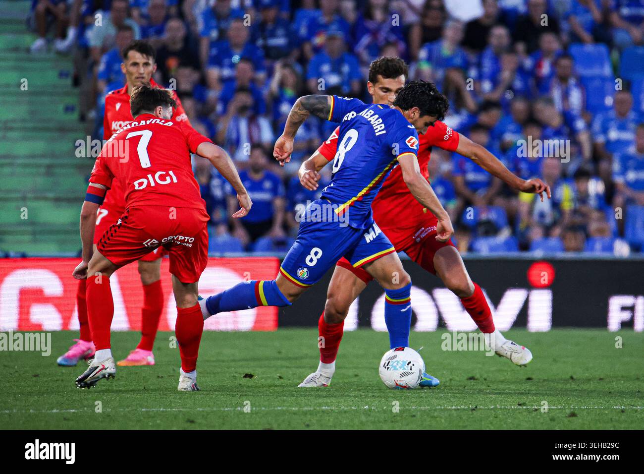 Estadio El Coliseum, Madrid, Espagne. 23 mai 2026. La Liga Football, Getafe versus Osasuna ; Arambarri dribbles Moncayola et Torro Credit : action plus Sports/Alamy Live News Banque D'Images