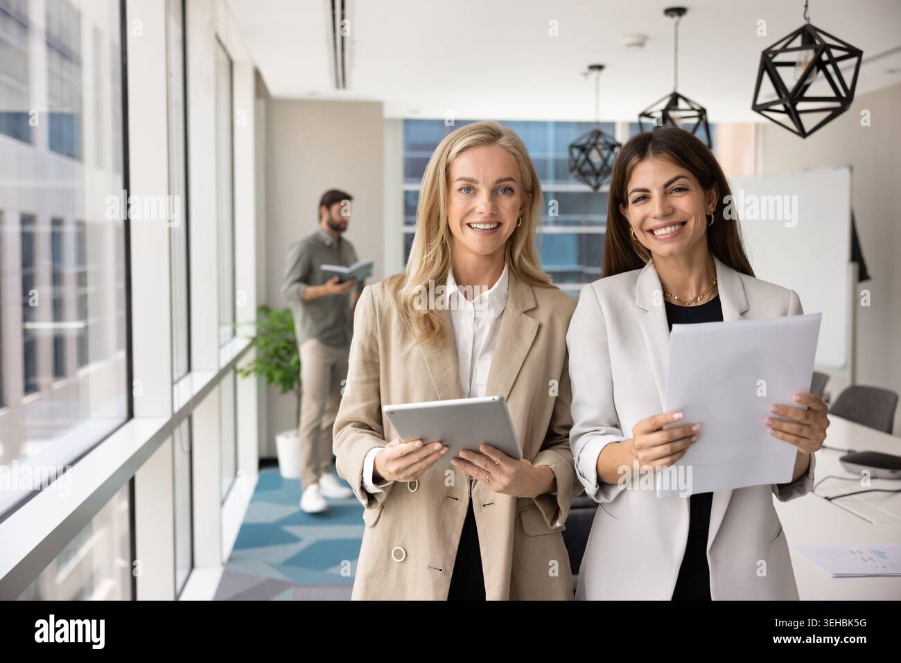 Portrait de deux élégantes femmes d'affaires regardant la caméra Banque D'Images