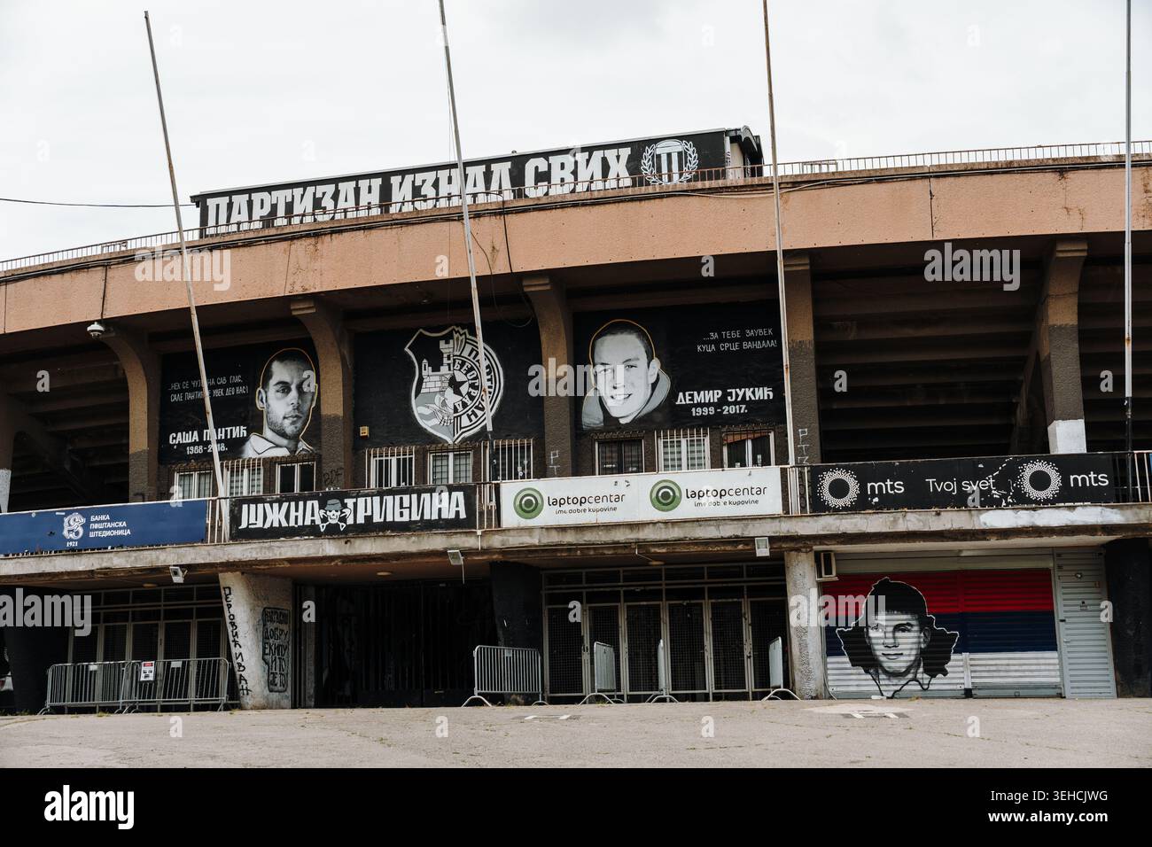 Peintures murales et œuvres d'art des supporters affichées sur la façade extérieure du stade de football Partizan à Belgrade. Belgrade, Serbie - 19 mai 2026. Banque D'Images