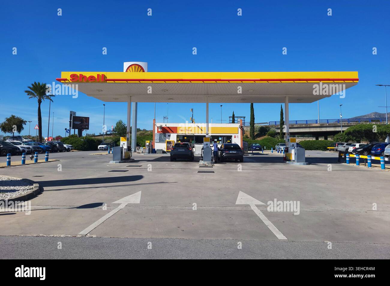 Station-service Shell avec dépanneur sous un ciel bleu clair, générique extérieur d'une station-service avec ravitaillement de voitures, Málaga, Espagne. Banque D'Images