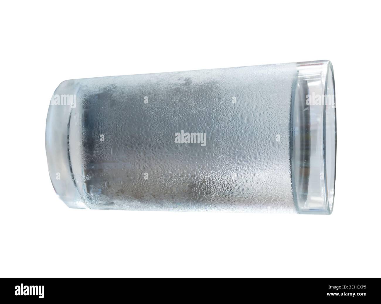 L'eau potable avec des glaçons en verre transparent est isolée sur fond blanc avec chemin de découpage. Banque D'Images