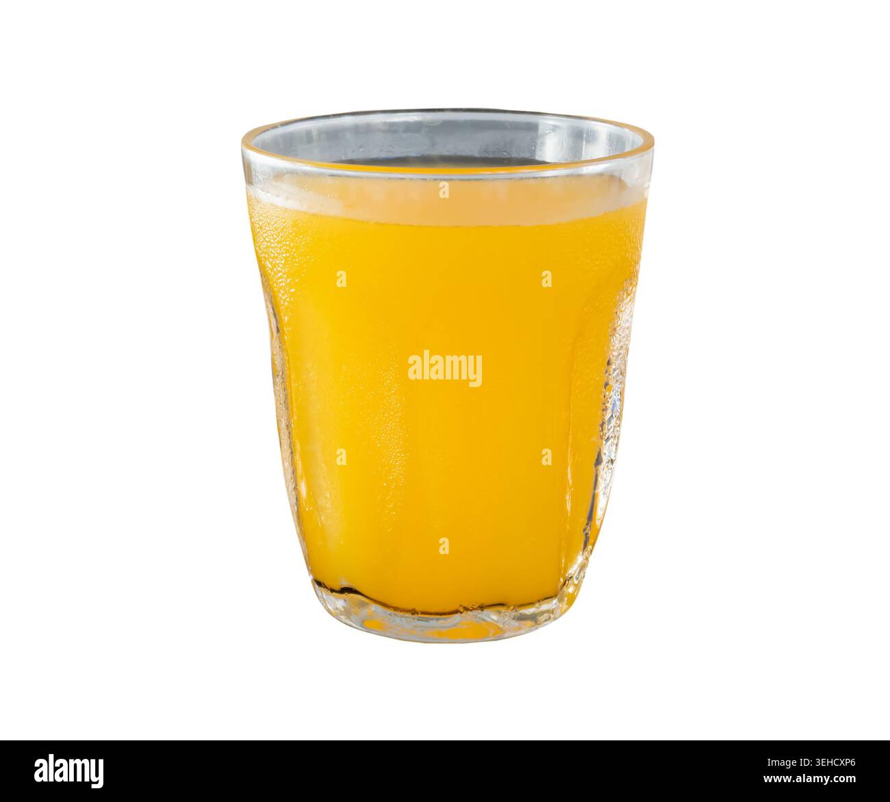 Le jus d'orange en verre transparent est isolé sur fond blanc avec chemin de découpage. Banque D'Images