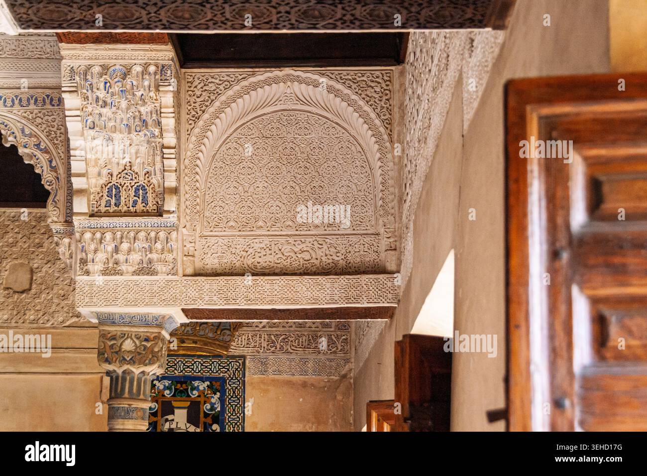Palais de l'Alhambra travail complexe en stuc et détails arabesques à Grenade en Espagne Banque D'Images