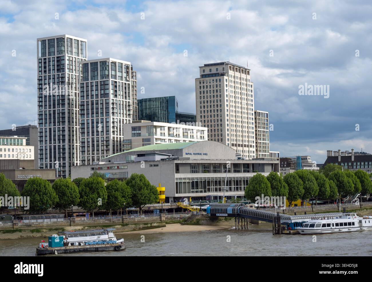 Royal Festival Hall et les tours résidentielles de Southbank Place (y compris Casson Square) sur la rive sud de la Tamise, Londres, Angleterre, Royaume-Uni Banque D'Images