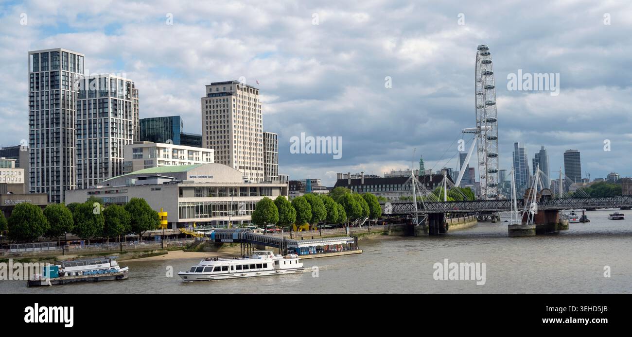Royal Festival Hall, le London Eye et la Tamise sur la South Bank, Londres, Angleterre, Royaume-Uni Banque D'Images