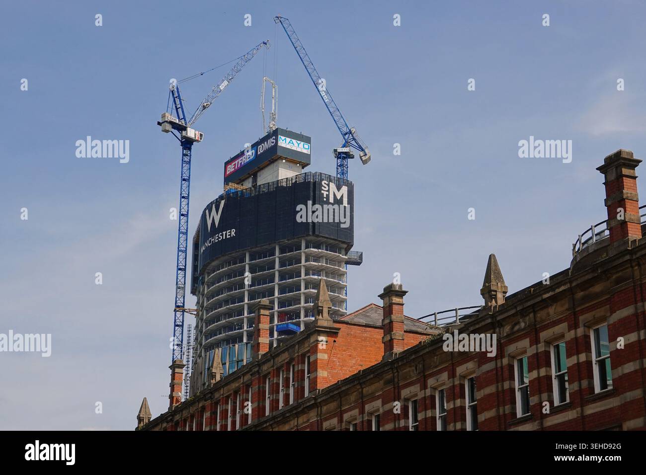 Construction du gratte-ciel St Michael (hôtel W Manchester) avec une grue à tour contre un ciel bleu, centre-ville de Manchester, Angleterre Banque D'Images