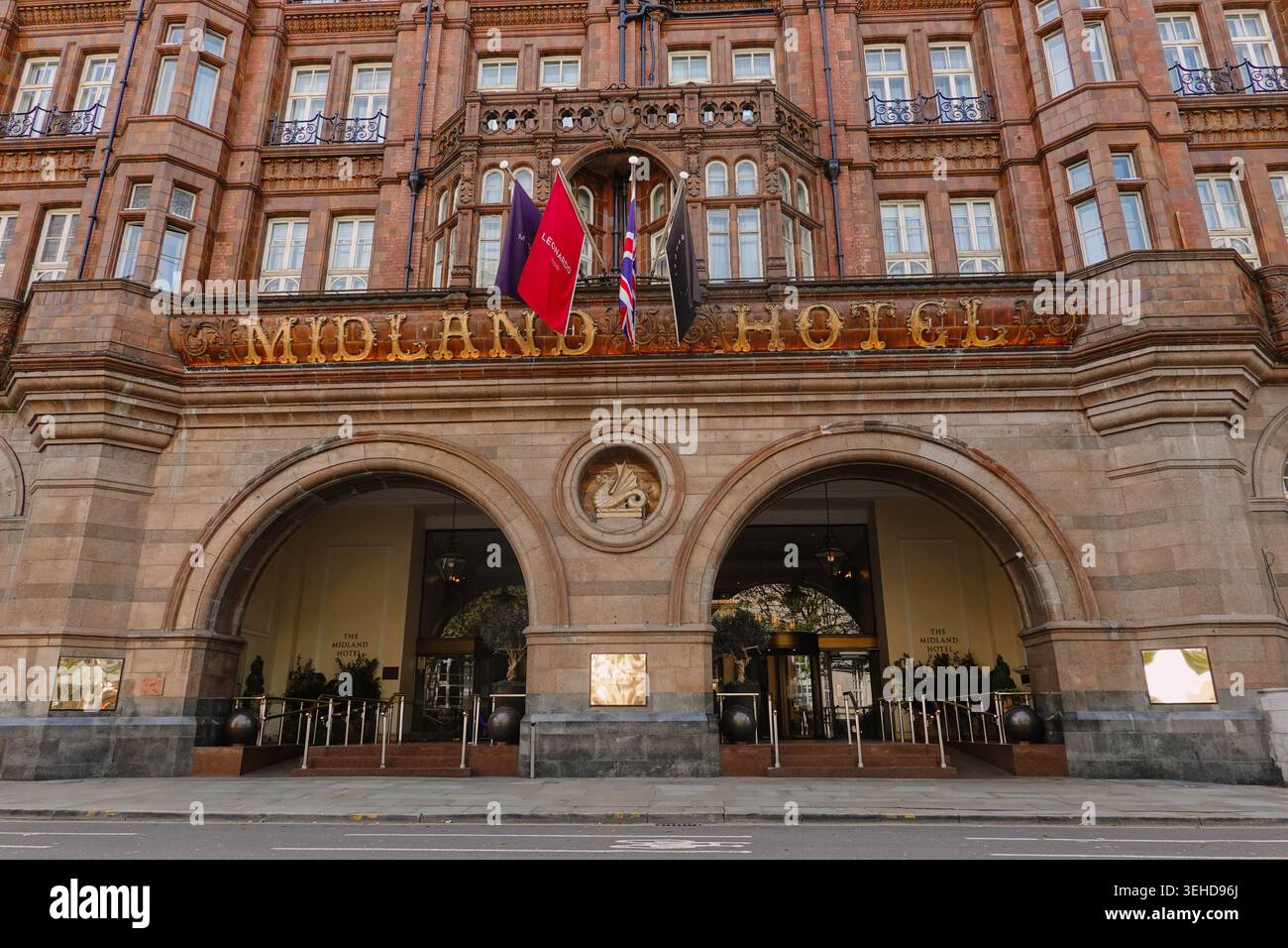 La grande entrée voûtée et la façade en terre cuite de l'historique Midland Hotel sur Peter Street dans le centre-ville de Manchester, Angleterre, Royaume-Uni Banque D'Images