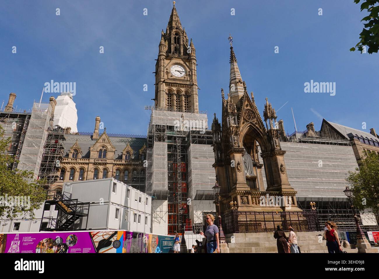 L'hôtel de ville historique de Manchester subit des travaux de restauration d'échafaudages derrière l'Albert Memorial à Albert Square à Manchester, Angleterre, Royaume-Uni Banque D'Images