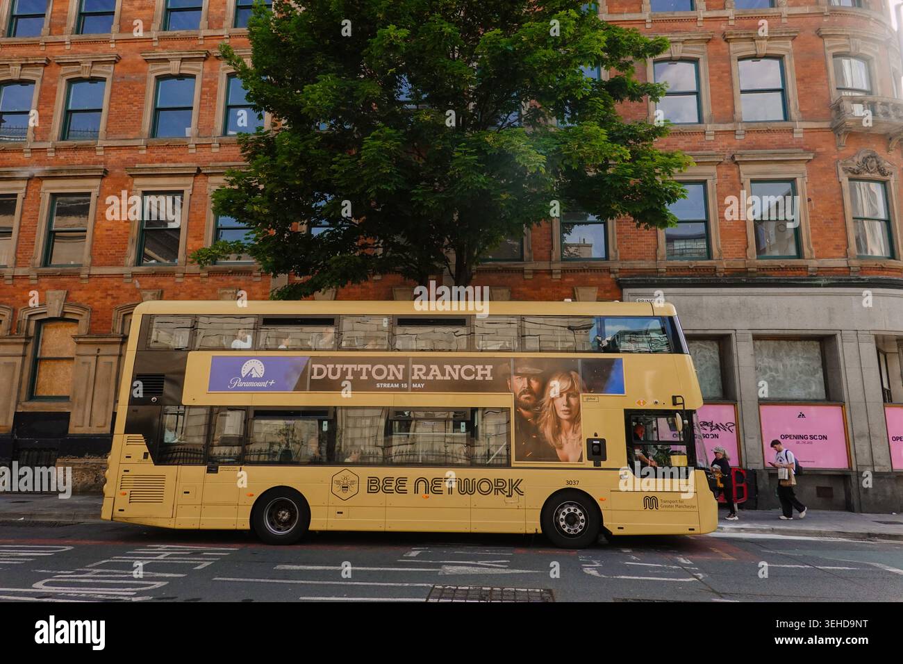 Un bus à impériale jaune Bee Network avec une publicité Dutton Ranch dans une rue de Manchester, Angleterre, Royaume-Uni Banque D'Images