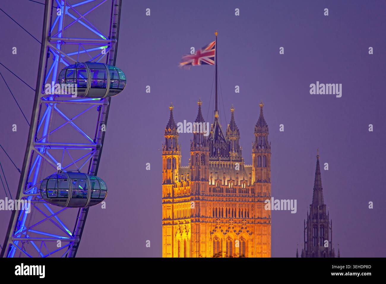 Southbank Centre et la grande roue du London Eye, derrière eux la Victoria and Central Tower des chambres du Parlement, Borough of Lambeth, Londres, Banque D'Images