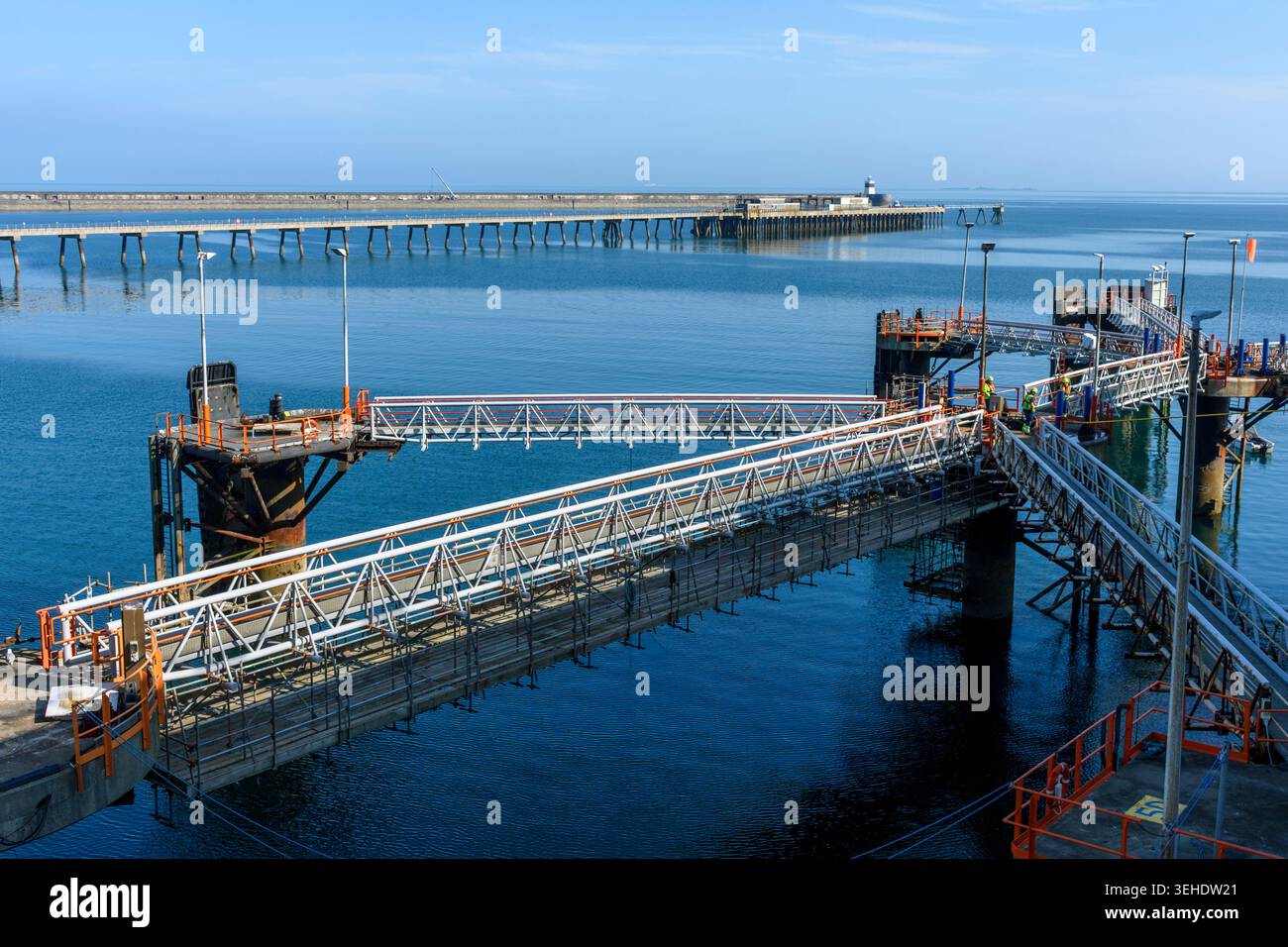 Passerelles montées sur des pilleurs en béton (connus sous le nom de dauphins) au terminal de ferry, Holyhead, île d'Anglesey, pays de Galles, Royaume-Uni. Banque D'Images