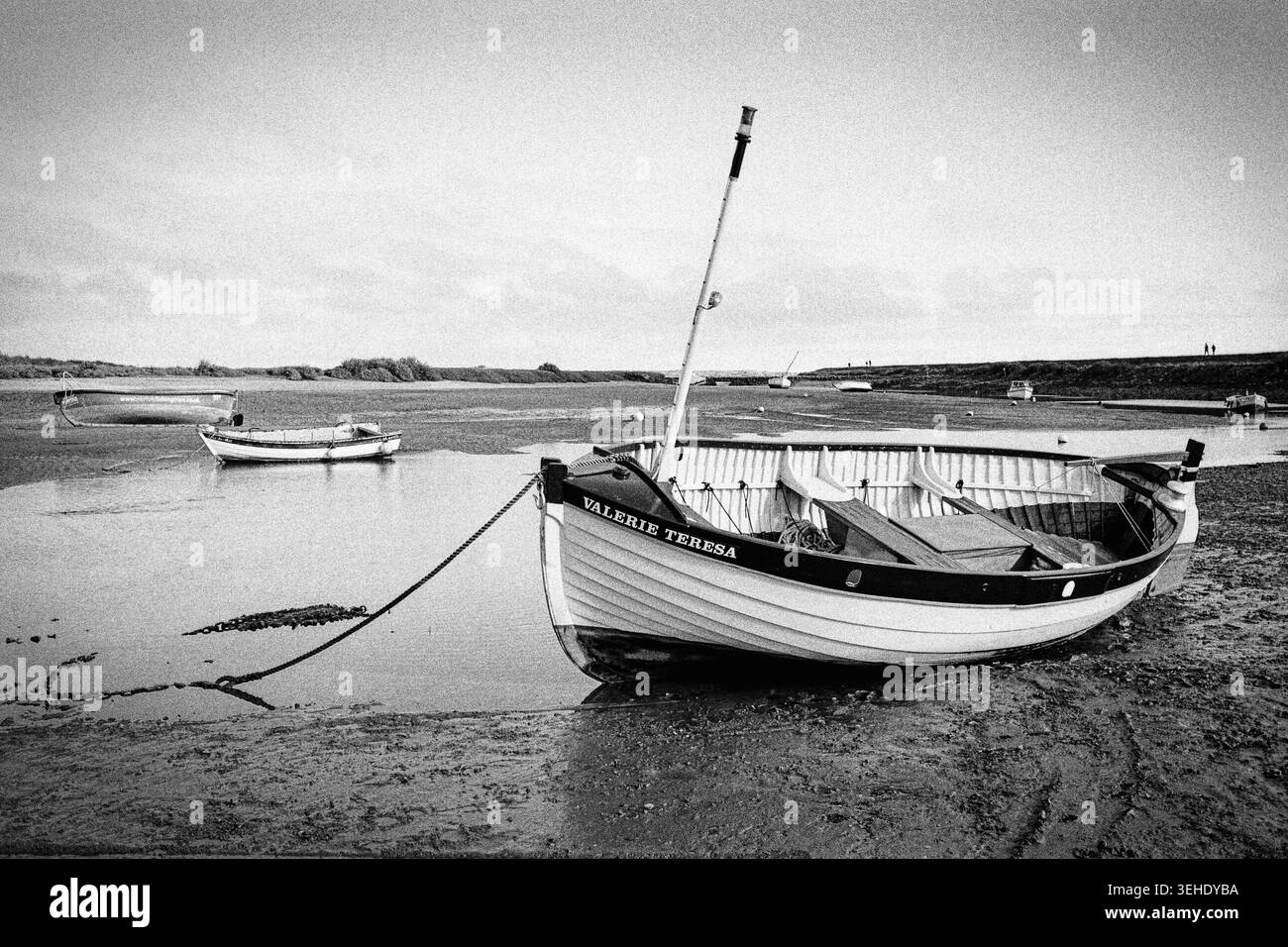Burnham Overy Staithe, bateau à marée basse tourné sur film mono Banque D'Images