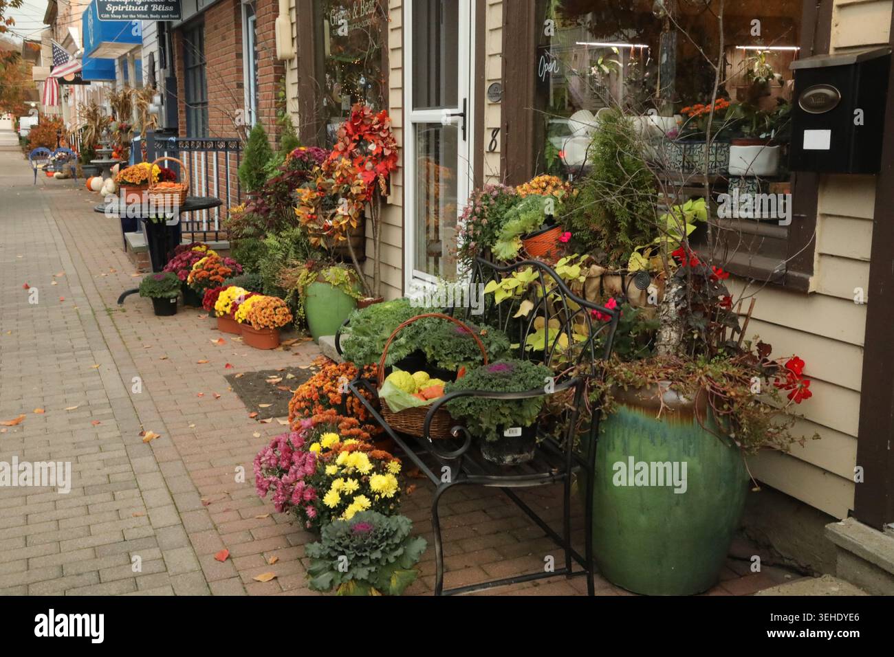Le magasin Clinton New Jersey décoré de plantes d'automne, de fleurs, de paniers et de grandes jardinières le long du trottoir Banque D'Images