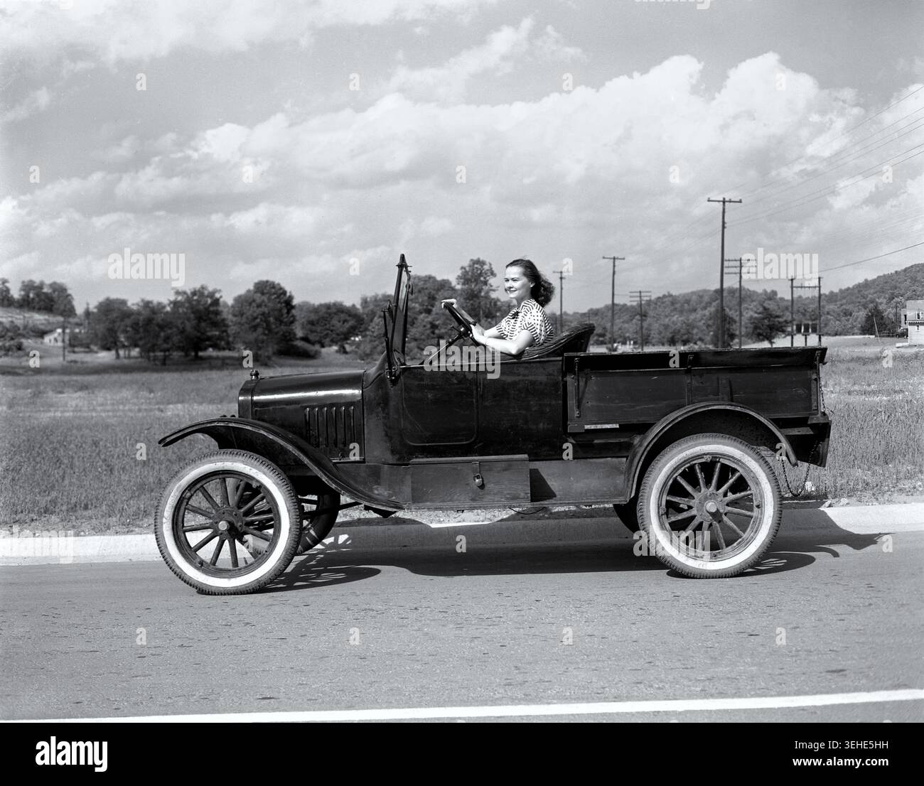 Mary Darby (1923-2010) conduisant une Ford modèle T d'époque à Oak Ridge, Tennessee, en juin 1948. Cette scène capture la vie quotidienne dans la « ville secrète » pendant la transition du projet Manhattan vers un centre permanent de recherche nucléaire. Banque D'Images