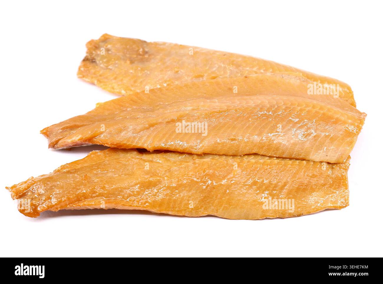 Filets de harengs fumés isolés sur fond blanc. Banque D'Images