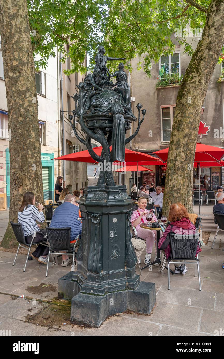 Nantes, France - 05 08 2026 : Fontaine Wallace Pedrosa chapitre 3 sur la place Fernand Banque D'Images