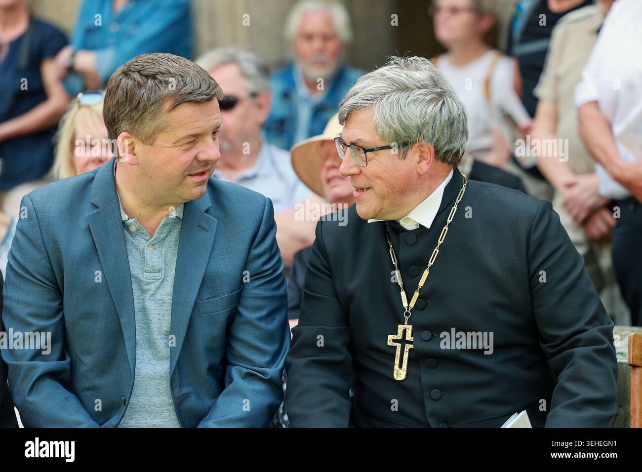 Ministerpraesident von Sachsen-Anhalt, Sven Schulze CDU, und der mitteldeutsche Landesbischof Friedrich Kramer v.l. vor der Enthuellung der Credamus-Glocke am Sonntag 24.05.2026 im Domgarten des Magdeburger Doms. Die 15 Tonnen schwere Bronzeglocke Credamus Lasst uns glauben wurde am Dienstag aus der traditionsreichen Glockengiesserei Grassmayr in Innsbruck Oesterreich nach Sachsen-Anhalt transportiert. SIE ist die groesste und letzte von insgesamt acht Glocken, die neu gegossen wurden. DAS vollstaendige Gelaeut soll etwa 2030/2031 wieder im Dom erklingen. Siehe epd-meldung vom 24.05.2026 EDI Banque D'Images