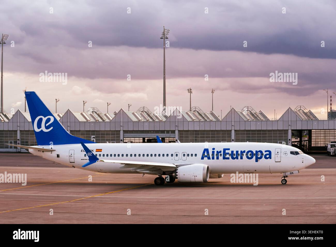 Un arrêt tranquille avant le vol sous le ciel spectaculaire de munich l’après-midi (Munich, Allemagne : 16-mai-2026) Banque D'Images