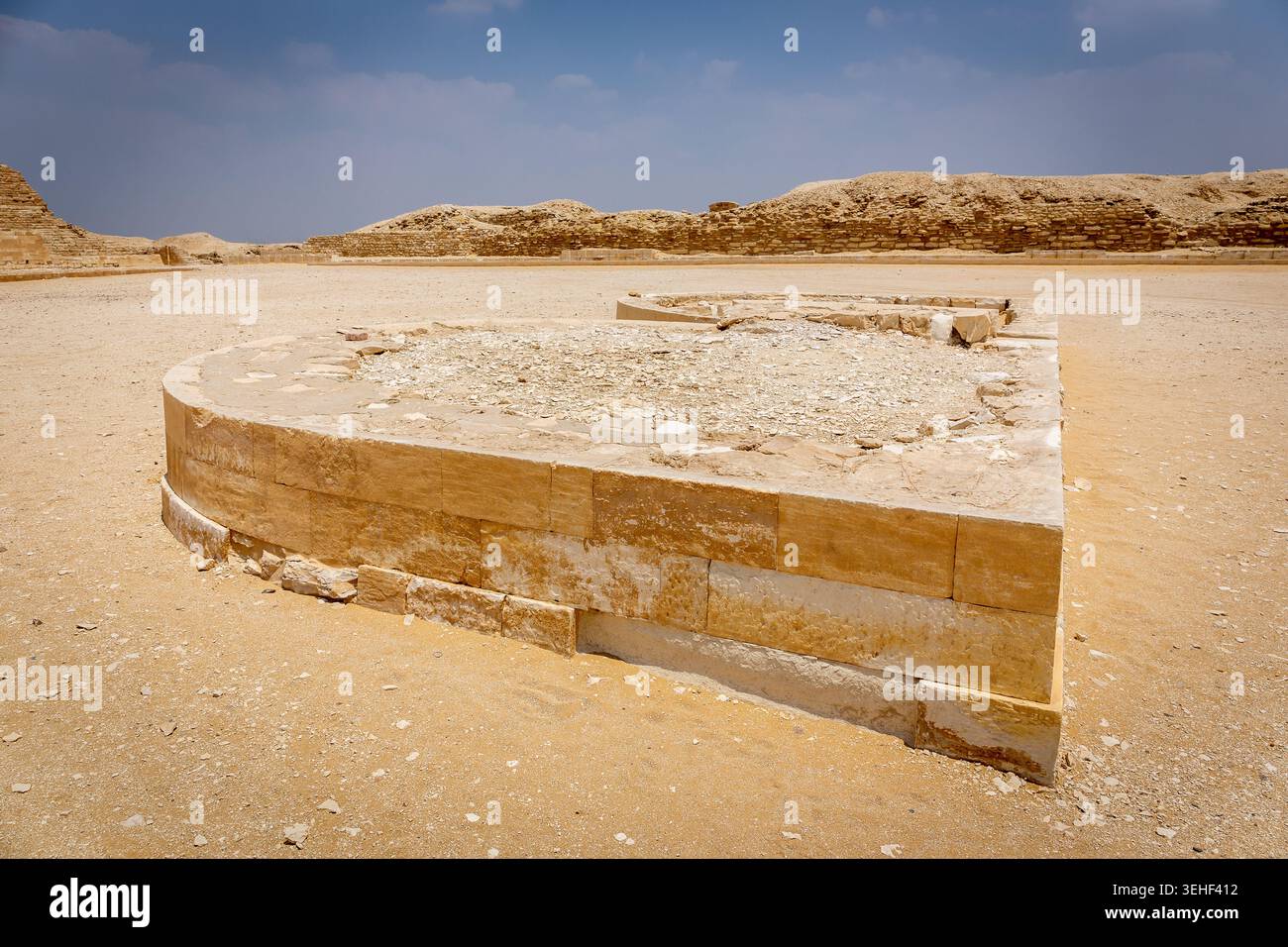Les bâtiments en calcaire en forme de B situés dans la cour de la nécropole de Saqqara, en face de la pyramide de Djéser, en Égypte. Banque D'Images