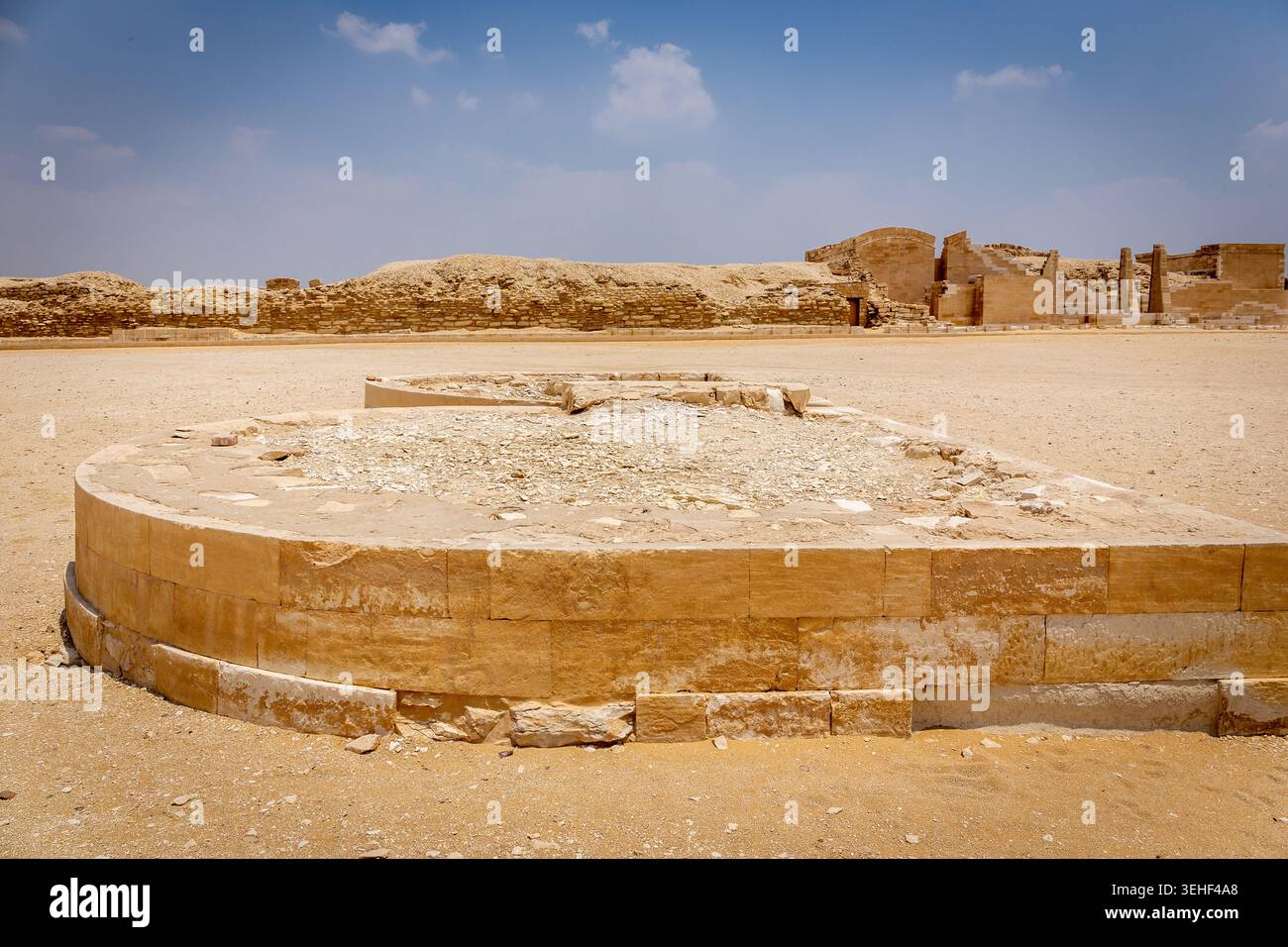 Les bâtiments en calcaire en forme de B situés dans la cour de la nécropole de Saqqara, en face de la pyramide de Djéser, en Égypte. Banque D'Images