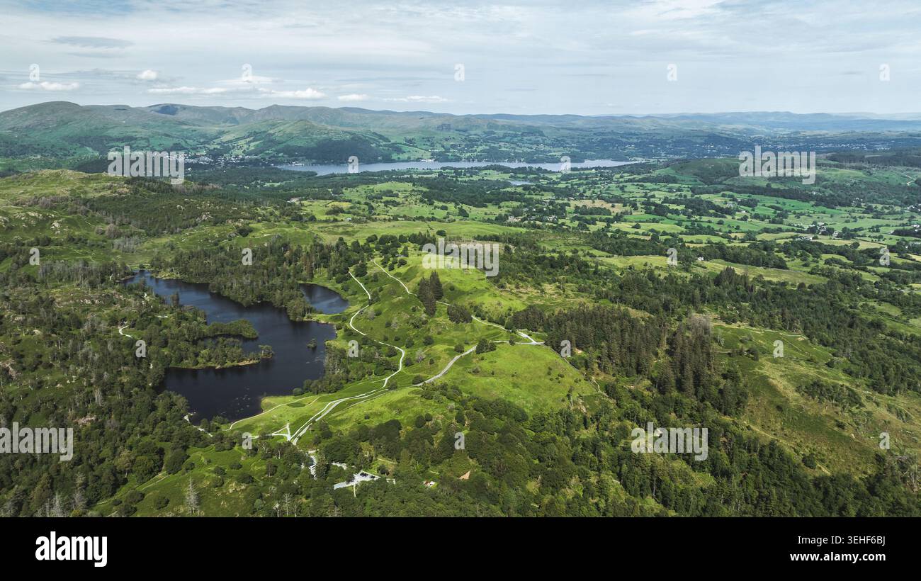 Un drone saisissant capture la beauté sereine d'un vaste paysage naturel avec des chemins sinueux, des forêts denses et des étendues d'eau tranquilles Banque D'Images