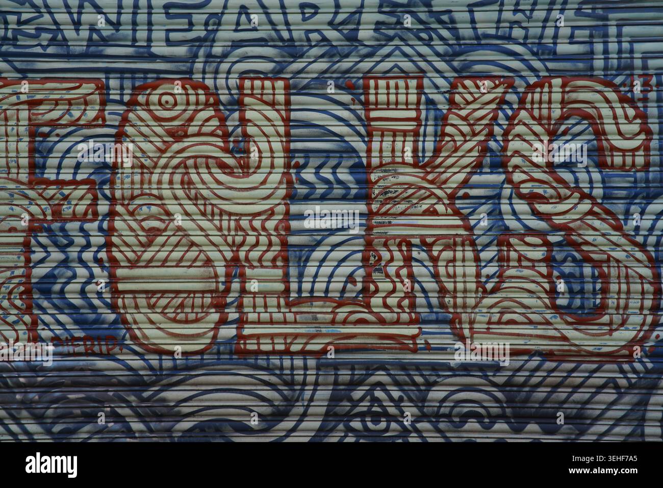Murale d'art de rue « FOLKS » en lettres rouges complexes sur un mur à Brighton, en Angleterre. Banque D'Images
