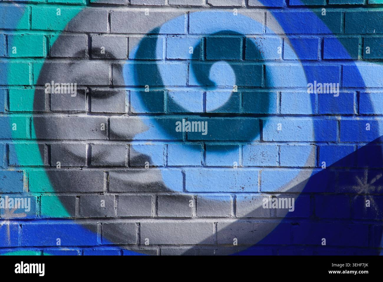 Visage de lune onirique avec des motifs tourbillonnants Street art murale à Brighton, en Angleterre. Banque D'Images