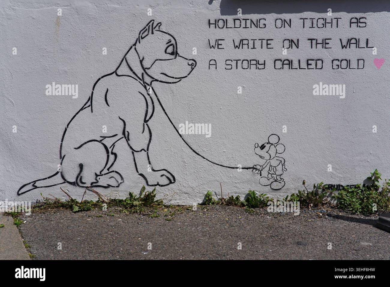 Art de rue noir et blanc réconfortant d'un chien en laisse avec un peu de souris et le texte. Brighton, Angleterre. Banque D'Images