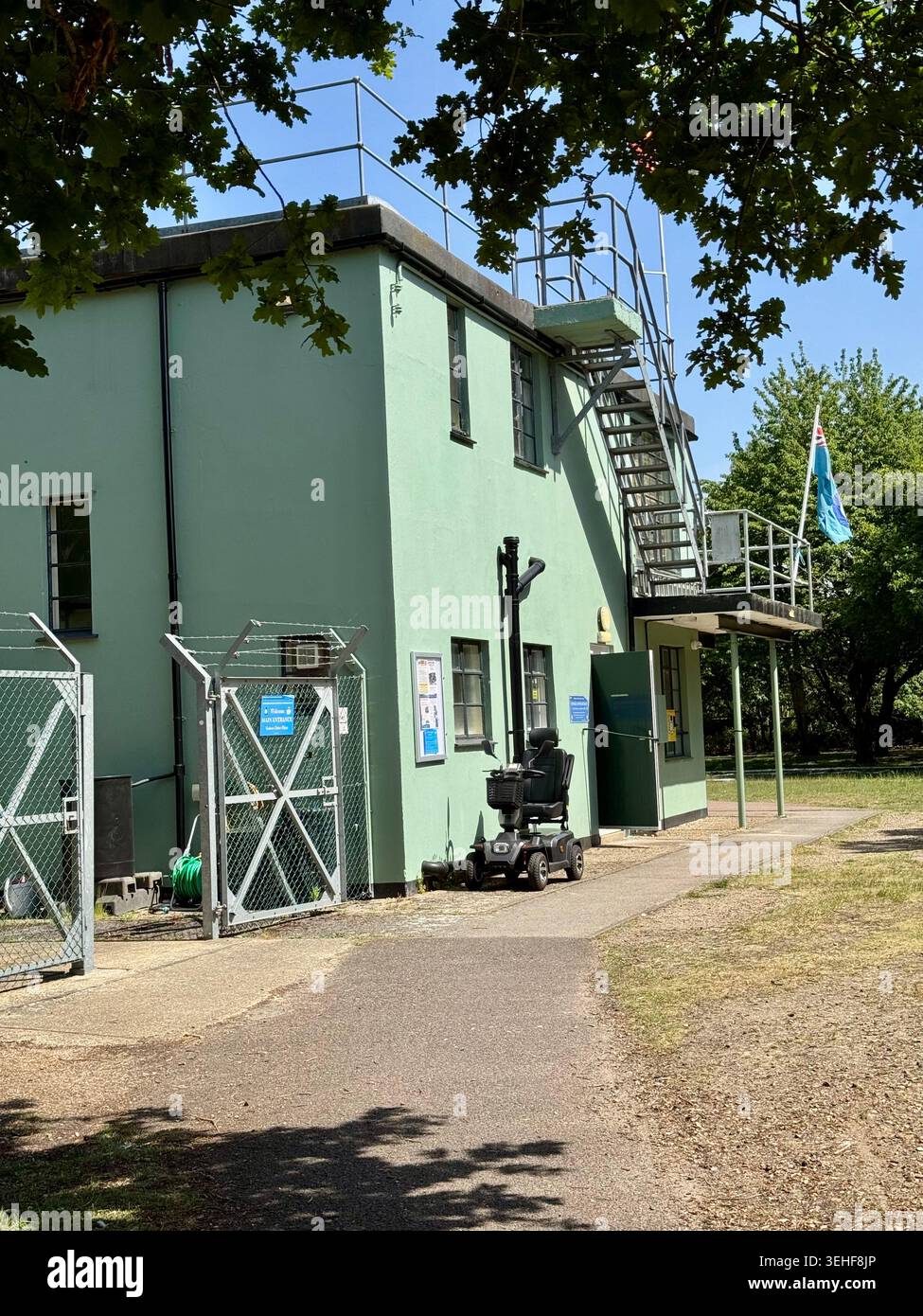 Martlesham Heath, Suffolk - 24 mai 2026 : tour de contrôle de la seconde Guerre mondiale. Maintenant un musée. - Image de stock capturée avec un smartphone