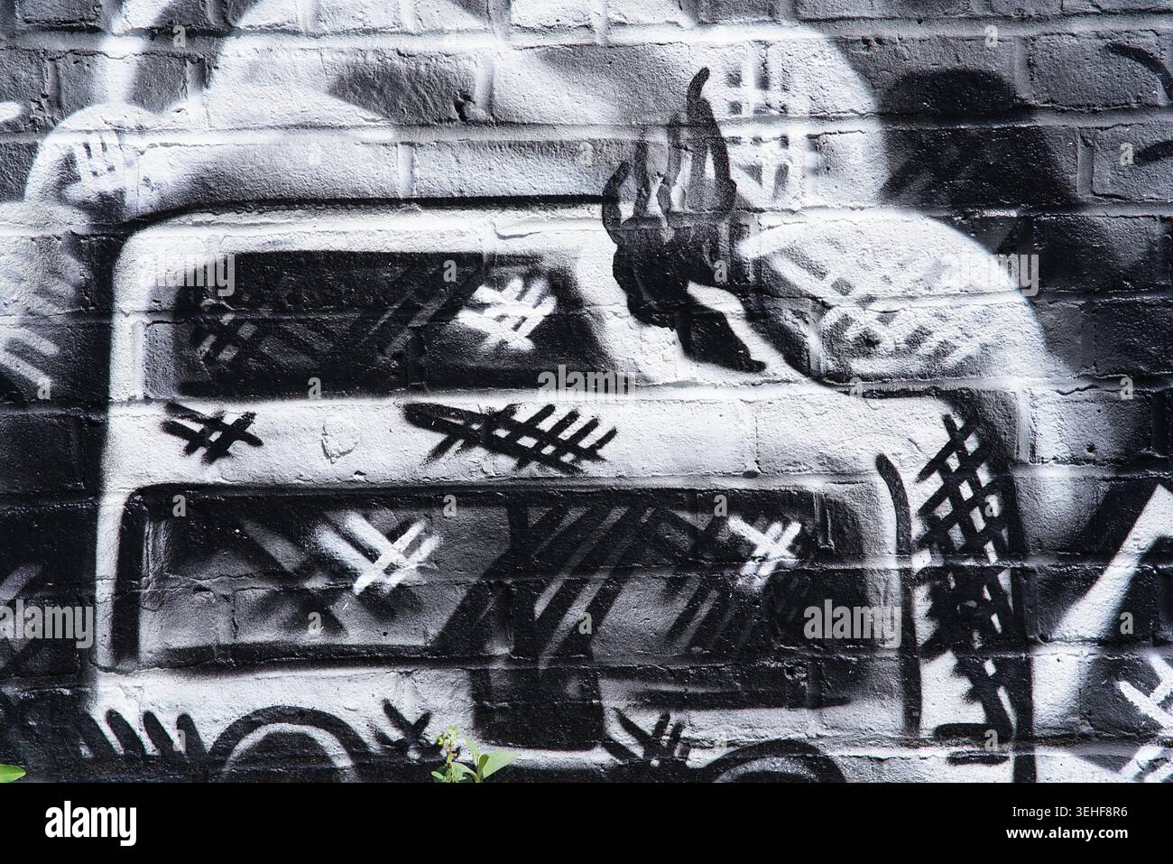 Impressionnante fresque murale noire et blanche représentant un van entièrement recouvert de symboles hashtag sur un mur de briques altérées à Brighton, en Angleterre. Banque D'Images