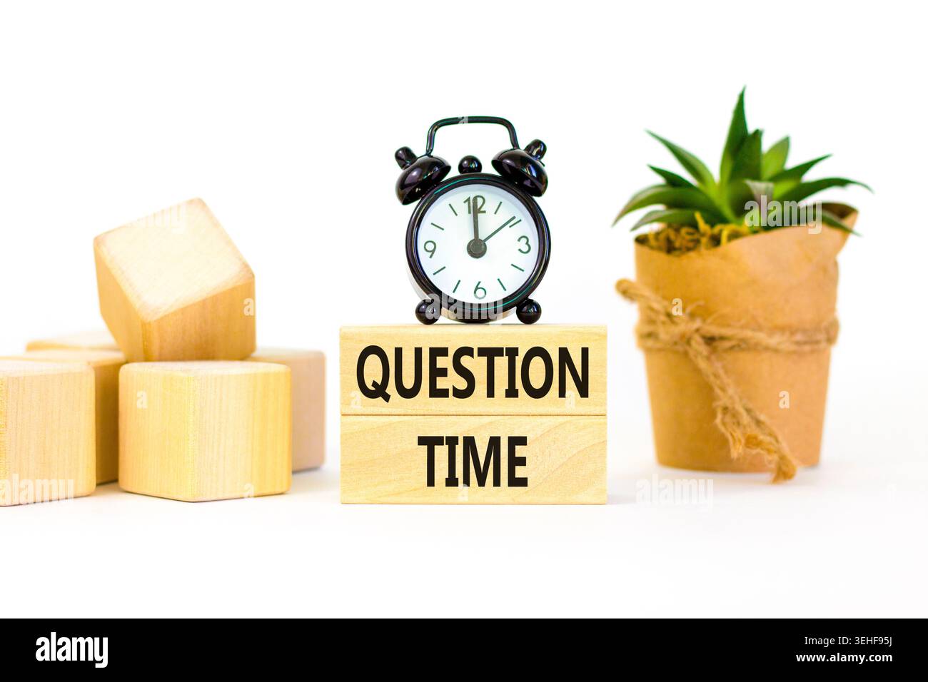 Symbole heure des questions. Mots conceptuels heure des questions sur de beaux blocs de bois. Beau fond blanc. Réveil noir. Affaires et question tim Banque D'Images