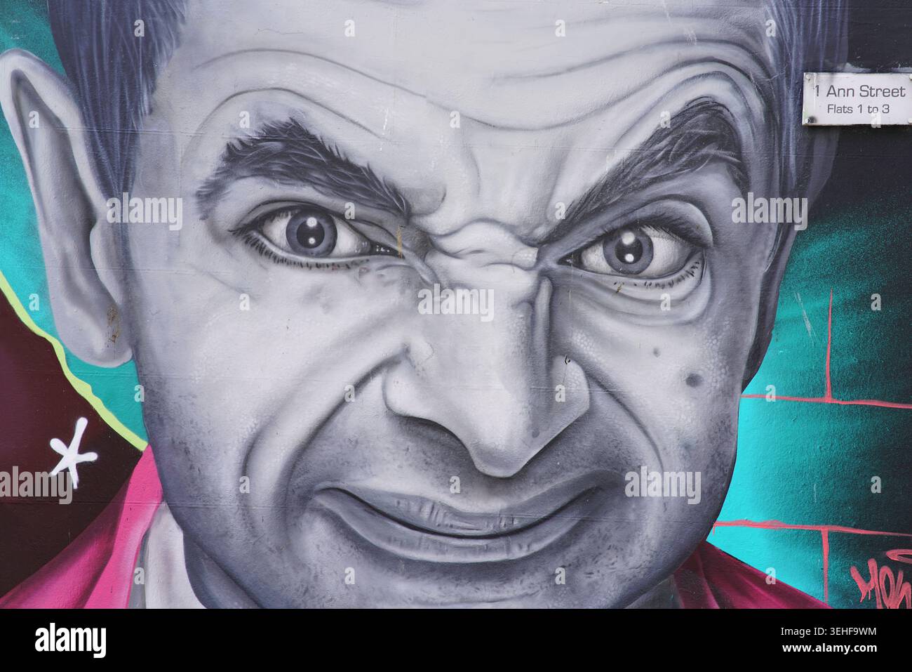 Portrait Street art réaliste très détaillé de Mr Bean (Rowan Atkinson) avec son expression drôle emblématique et ses sourcils sillonnés à Brighton, en Angleterre. Banque D'Images