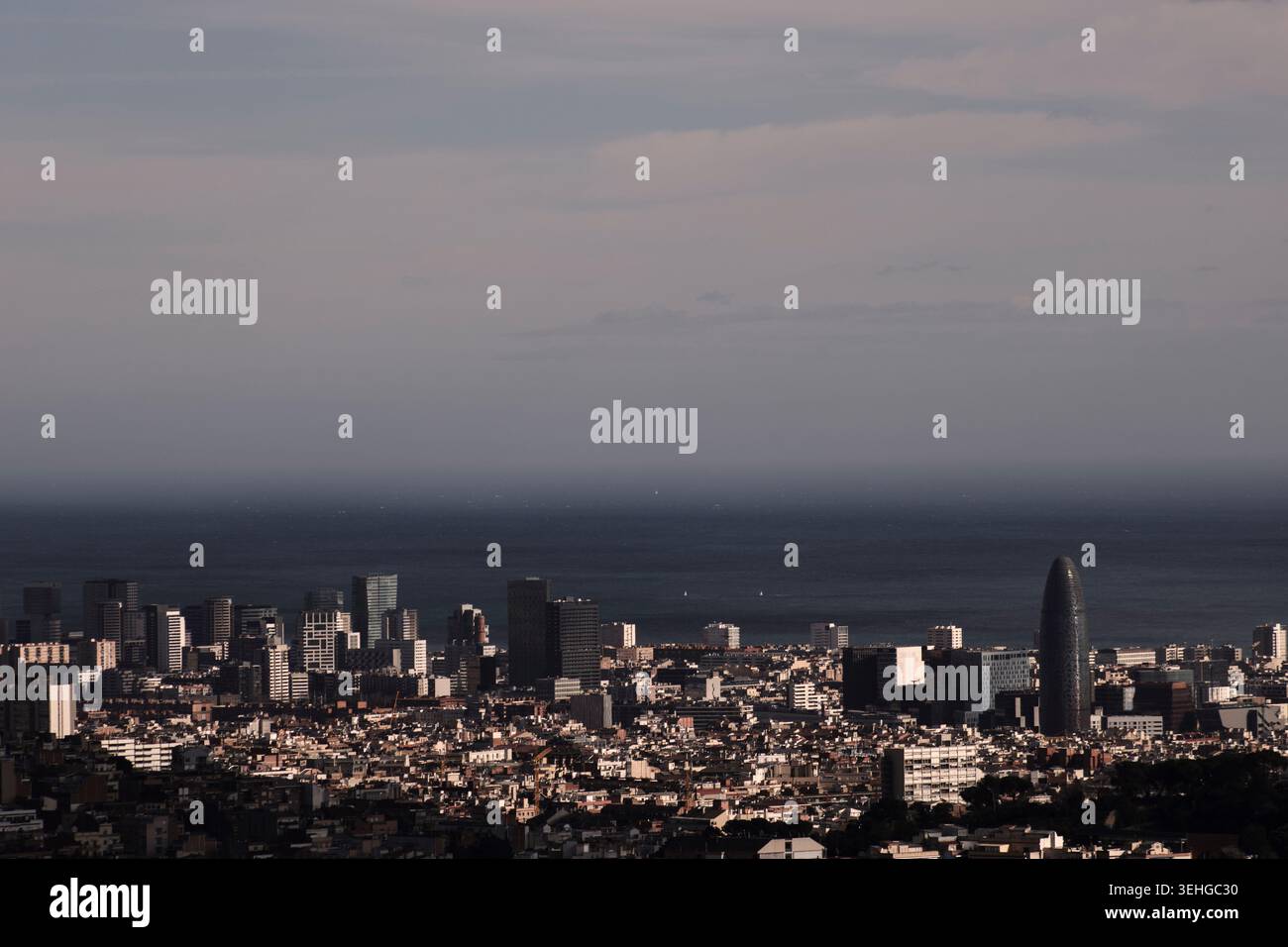 Vue sur la ville de Barcelone et sur la mer depuis le haut Banque D'Images