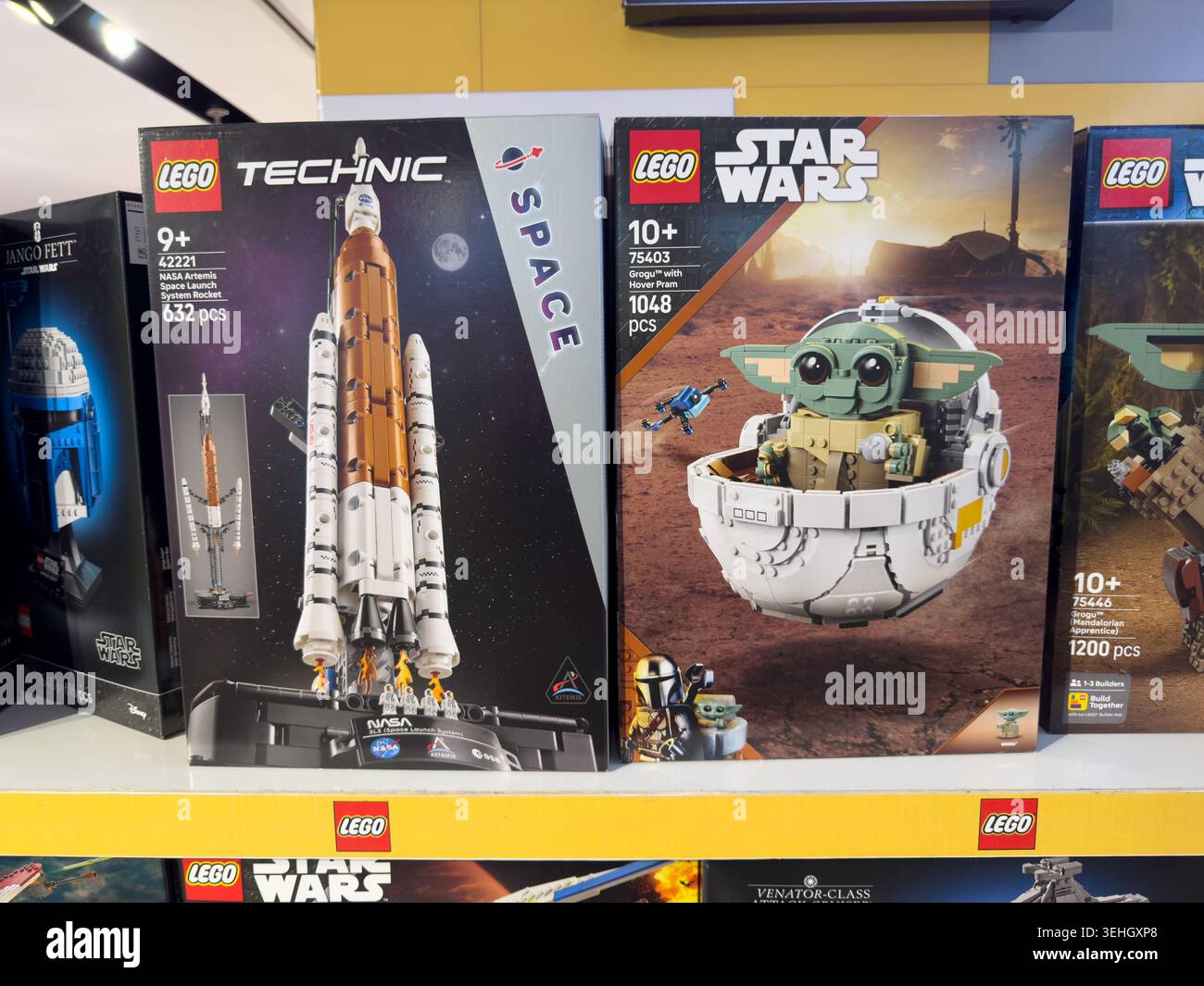 Ensemble de construction LEGO Star Wars Grogu Hover landaus présenté sur l'étagère du magasin de jouets avec kit de modèles de collection sur le thème mandalorien. - Image de stock capturée avec un smartphone