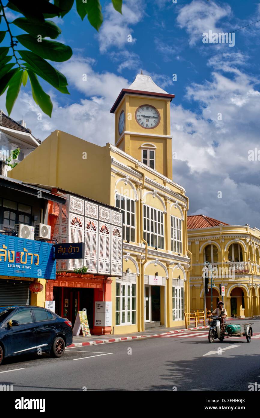 Le monument Phromthep Clocktower dans la zone du patrimoine de la vieille ville dans la ville de Phuket sur l'île de Phuket, Thaïlande, le bâtiment le plus emblématique de la ville Banque D'Images