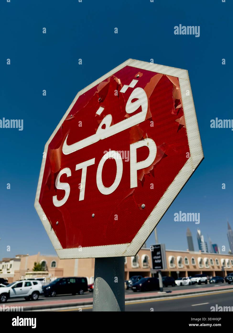 Panneaux stop rouges en arabe et en anglais aux Émirats arabes Unis - Image de stock capturée avec un smartphone