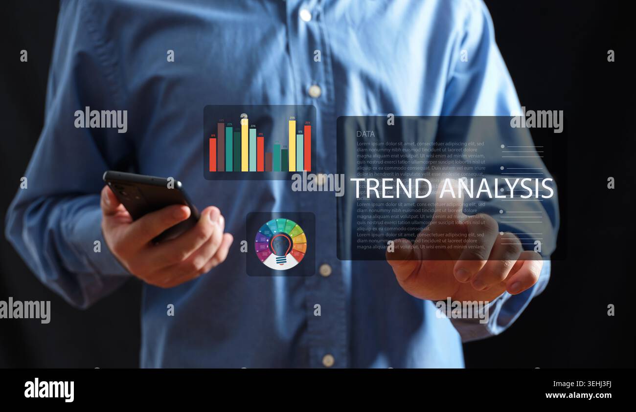 Homme interagissant avec un écran virtuel affichant une analyse des tendances, des graphiques de données et des concepts d'innovation, tenant un smartphone Banque D'Images