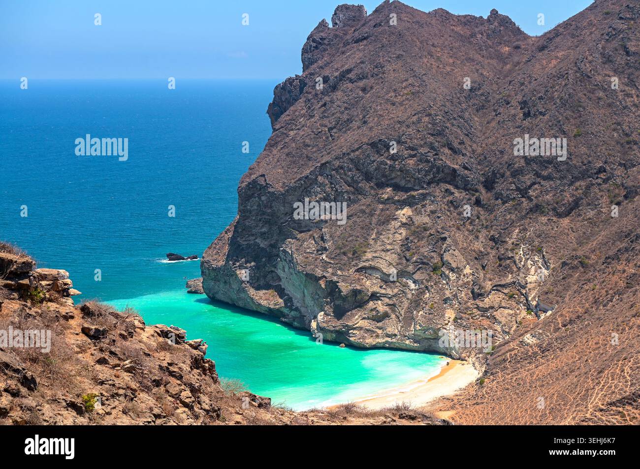 Vue panoramique sur la baie de la mer, le bord de mer avec l'eau turquoise et le bord de mer de sable blanc à Oman Banque D'Images