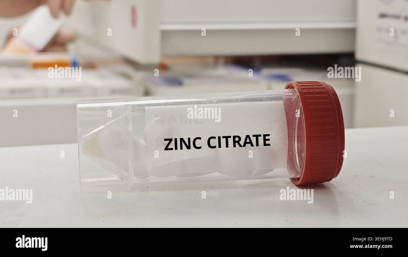 Comprimés DE CITRATE DE ZINC utilisés pour soutenir le système immunitaire et traiter la carence en zinc un sel minéral dans une boîte en plastique Banque D'Images