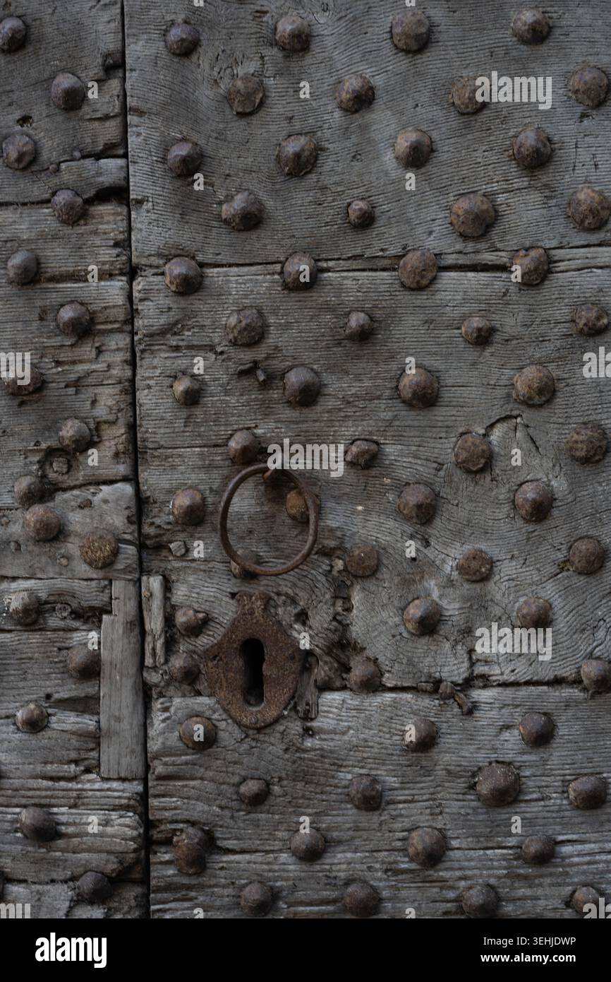 Porte médiévale en bois italienne ornée de clous de fer Banque D'Images