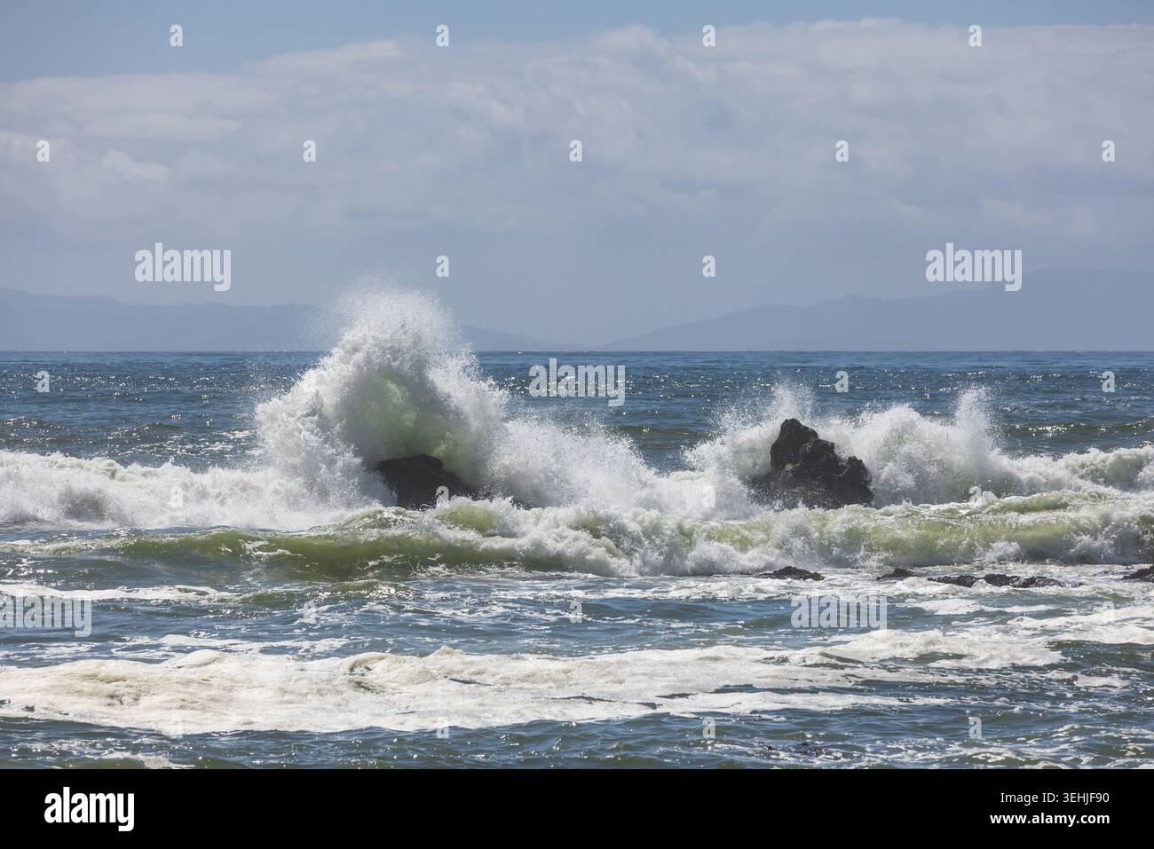 Vagues s'écrasant contre Rocky Coast avec Foamy Surf et Dista Banque D'Images