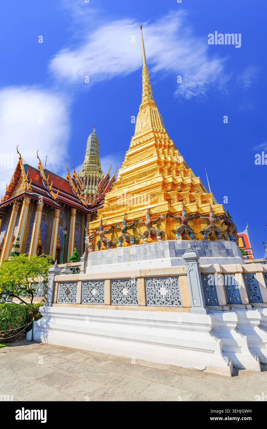 Bangkok, Thaïlande. Wat Phra Kaew (Temple du Bouddha d'Émeraude) considéré comme le temple bouddhiste le plus sacré de Thaïlande. Banque D'Images