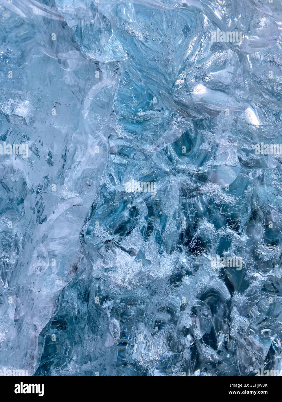 Gros plan abstrait des textures de glace glaciaire bleue à l'intérieur d'une grotte de glace près de la lagune du glacier de Vatnajökull, parc national de Jökulsárlón, Islande. Banque D'Images