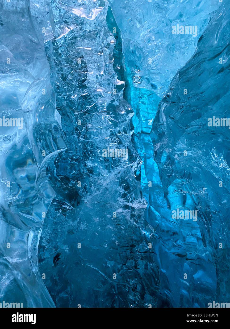 Glace bleue profonde à l'intérieur d'une grotte de glace naturelle près de la lagune glaciaire de Jökulsárlón dans le parc national de Vatnajökull, au sud de l'Islande. Banque D'Images