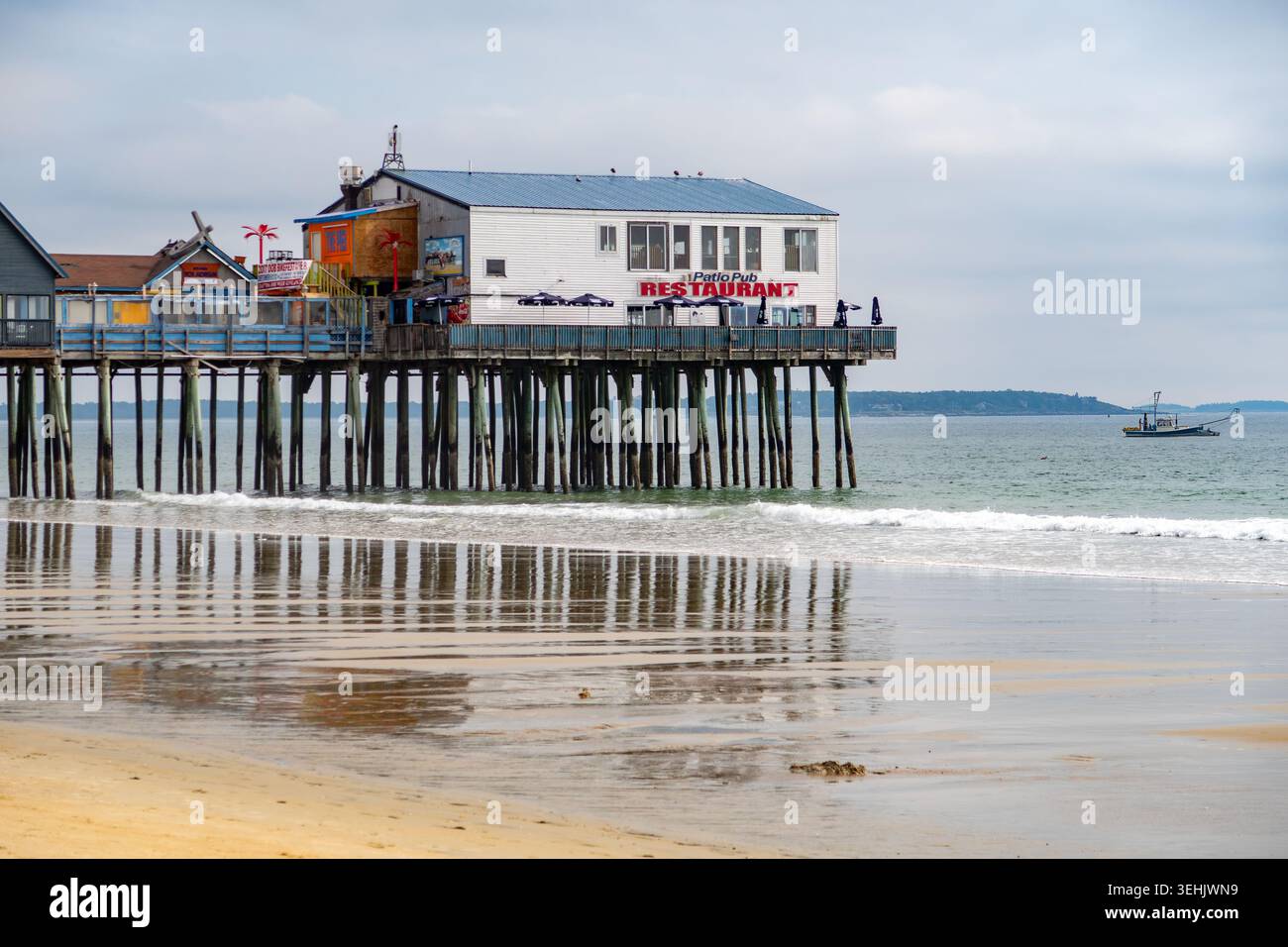 Old Orchard Tree, États-Unis - 15 septembre 2017 : Restaurant Patio Pub sur pilotis à la plage. Banque D'Images